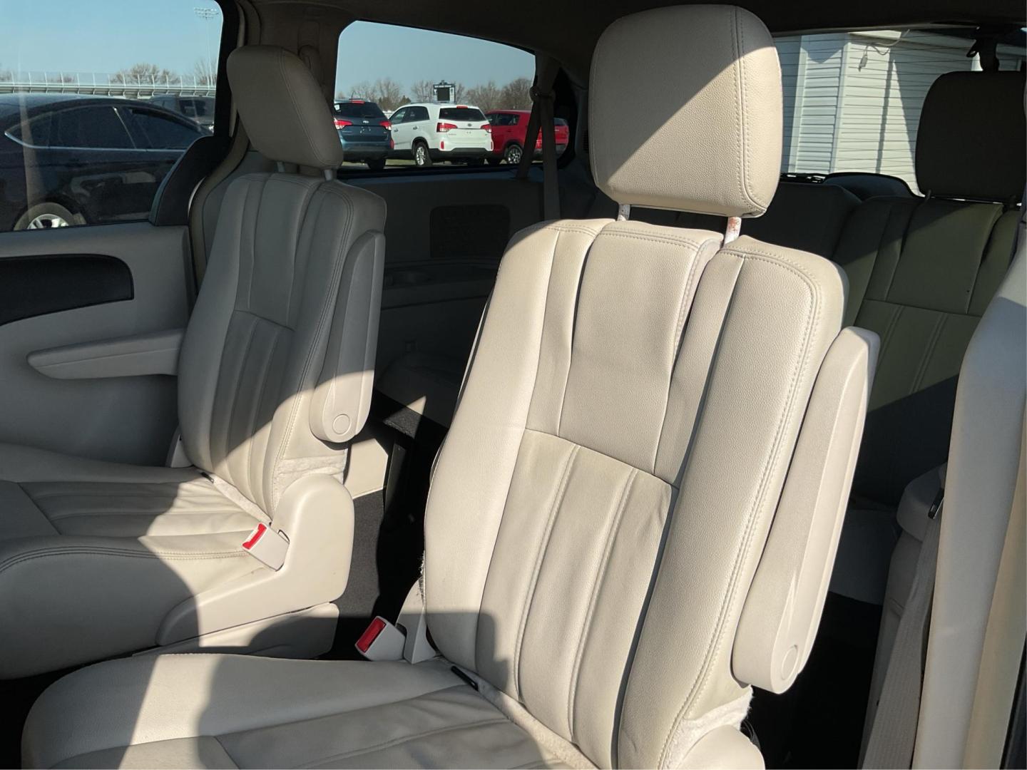 2015 Chrysler Town and Country Touring (2C4RC1BG7FR) with an 3.6L V-6 DOHC engine, located at 8750 N County Rd 25A, Piqua, OH, 45356, (937) 908-9800, 40.164391, -84.232513 - Photo#9