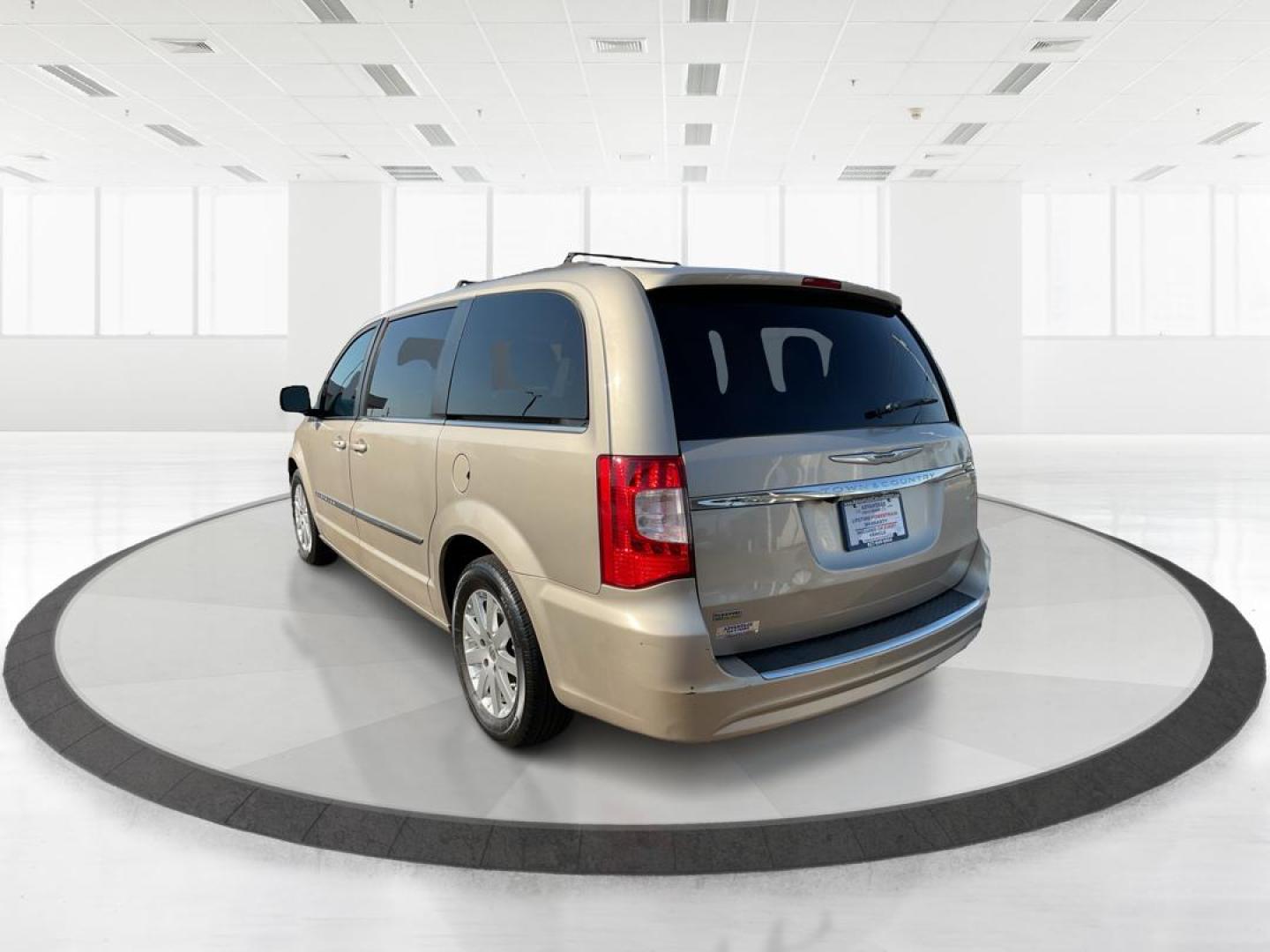 2015 Chrysler Town and Country Touring (2C4RC1BG7FR) with an 3.6L V-6 DOHC engine, located at 8750 N County Rd 25A, Piqua, OH, 45356, (937) 908-9800, 40.164391, -84.232513 - Photo#4