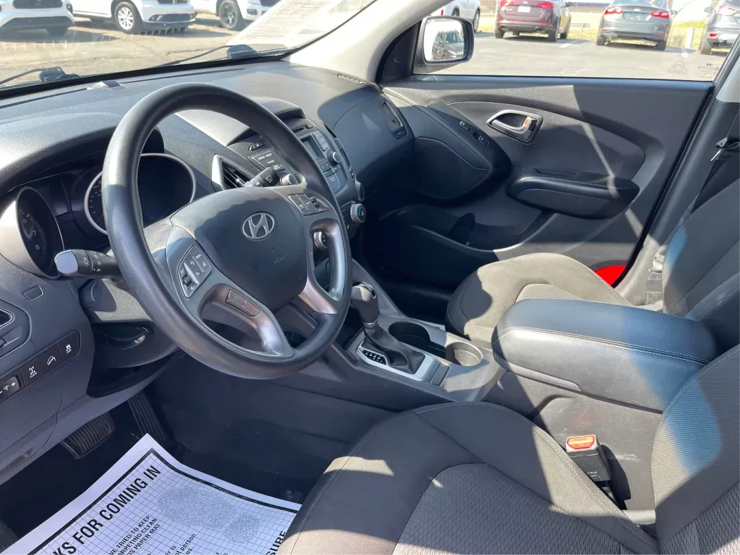 2014 Hyundai Tucson GLS (KM8JTCAF5EU) with an Nu 2L I-4 gasoline direct injection engine, located at 1230 East Main St, Xenia, OH, 45385, (937) 908-9800, 39.688026, -83.910172 - 2014 Hyundai Tucson GLS - Photo#8