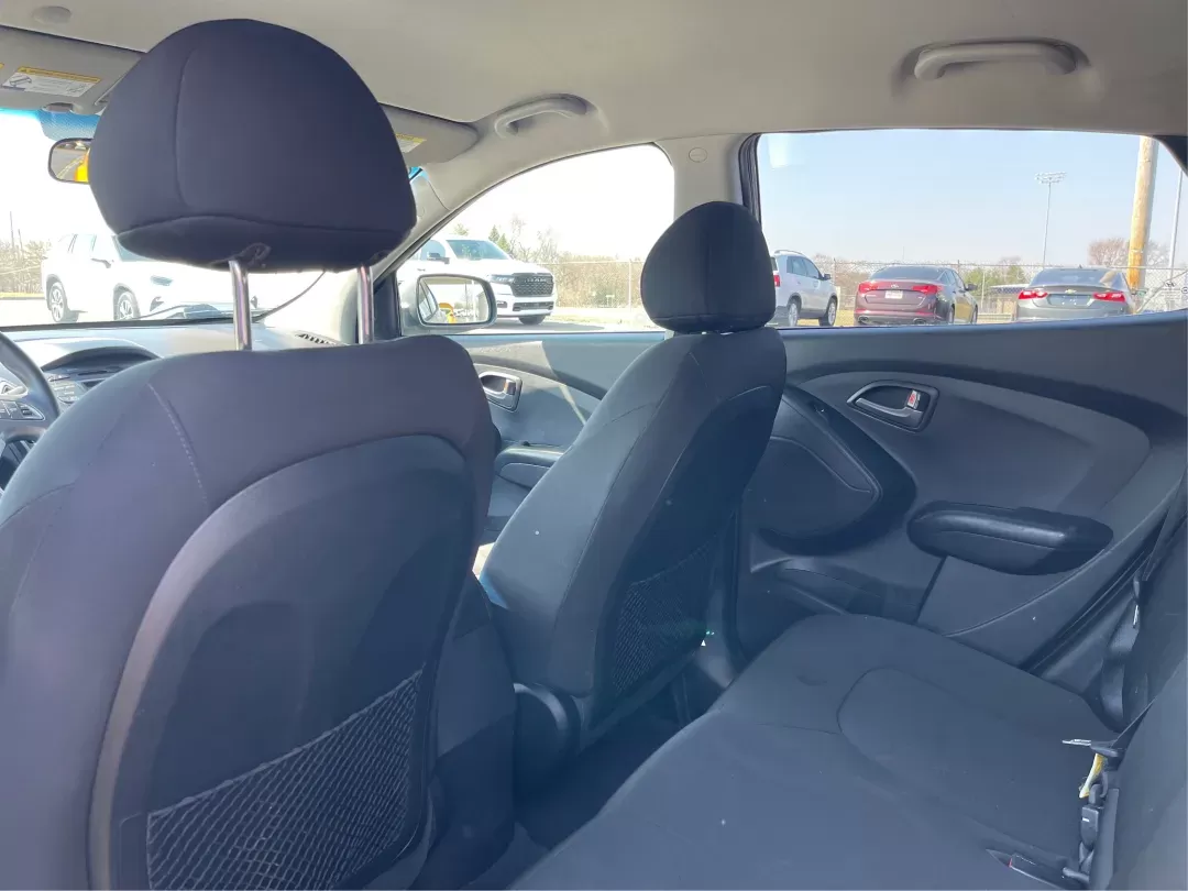 2014 Hyundai Tucson GLS (KM8JTCAF5EU) with an Nu 2L I-4 gasoline direct injection engine, located at 1230 East Main St, Xenia, OH, 45385, (937) 908-9800, 39.688026, -83.910172 - 2014 Hyundai Tucson GLS - Photo#9