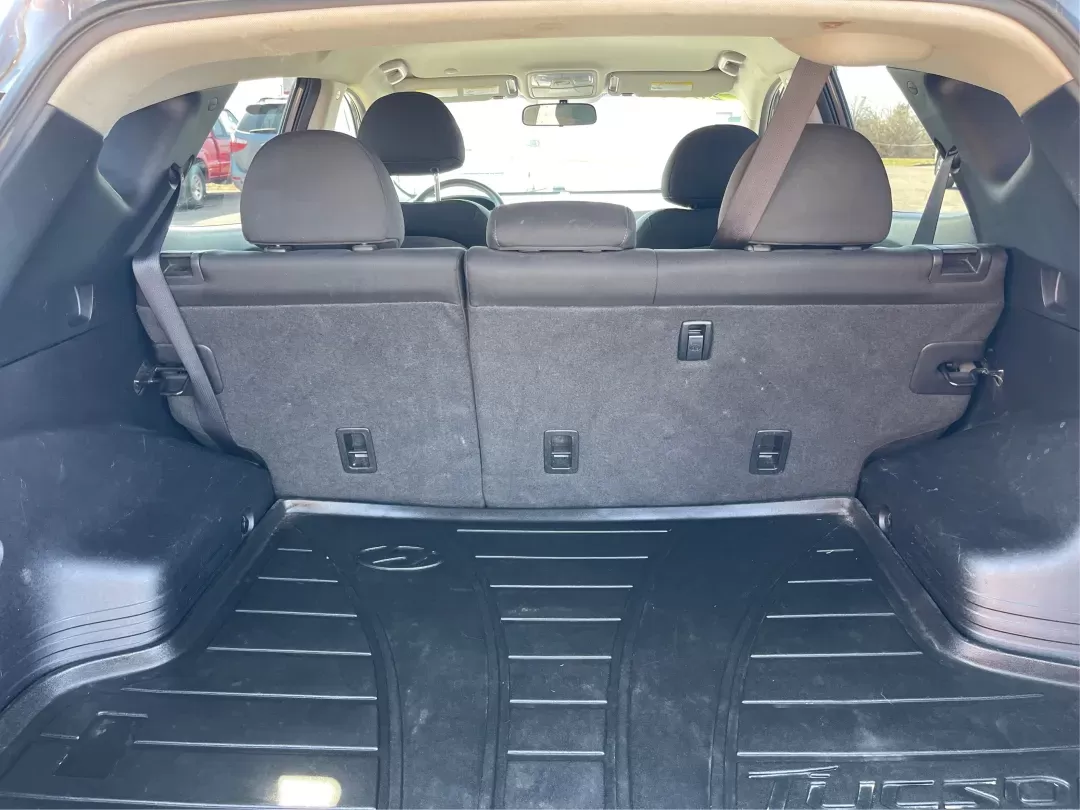 2014 Hyundai Tucson GLS (KM8JTCAF5EU) with an Nu 2L I-4 gasoline direct injection engine, located at 1230 East Main St, Xenia, OH, 45385, (937) 908-9800, 39.688026, -83.910172 - 2014 Hyundai Tucson GLS - Photo#10