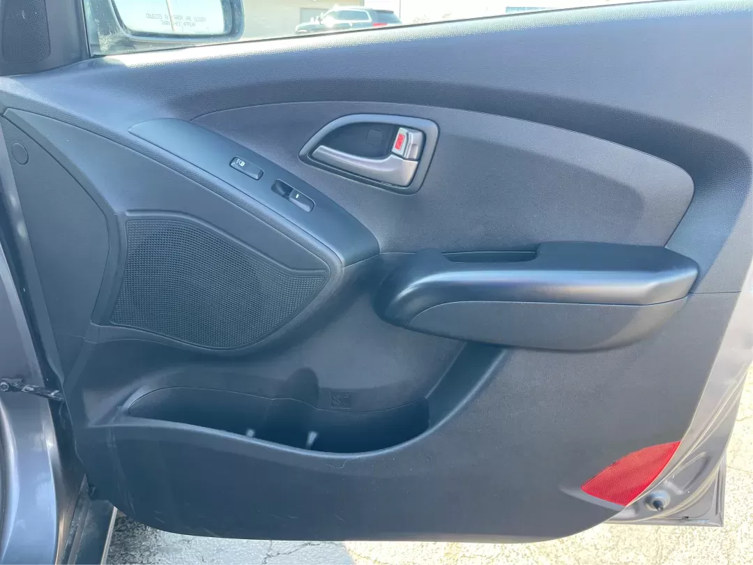 2014 Hyundai Tucson GLS (KM8JTCAF5EU) with an Nu 2L I-4 gasoline direct injection engine, located at 1230 East Main St, Xenia, OH, 45385, (937) 908-9800, 39.688026, -83.910172 - 2014 Hyundai Tucson GLS - Photo#18