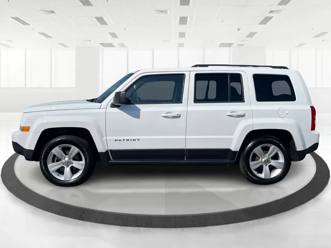 2014 Jeep Patriot Latitude (1C4NJPFB0ED) with an 2.4L I-4 DOHC engine, located at 1951 S Dayton Lakeview Rd., New Carlisle, OH, 45344, (937) 908-9800, 39.890999, -84.050255 - 2014 Jeep Patriot Latitude - Photo#5