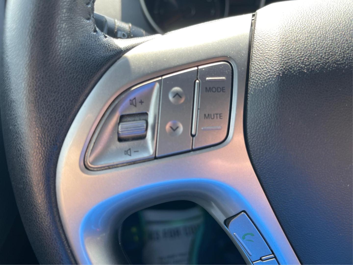 2013 Hyundai Tucson GLS (KM8JU3AC1DU) with an Theta II 2.4L I-4 DOHC engine, located at 1099 N County Rd 25A, Troy, OH, 45373, (937) 908-9800, 40.057079, -84.212883 - Photo#15
