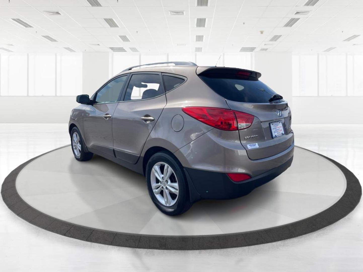 2013 Hyundai Tucson GLS (KM8JU3AC1DU) with an Theta II 2.4L I-4 DOHC engine, located at 1099 N County Rd 25A, Troy, OH, 45373, (937) 908-9800, 40.057079, -84.212883 - Photo#4