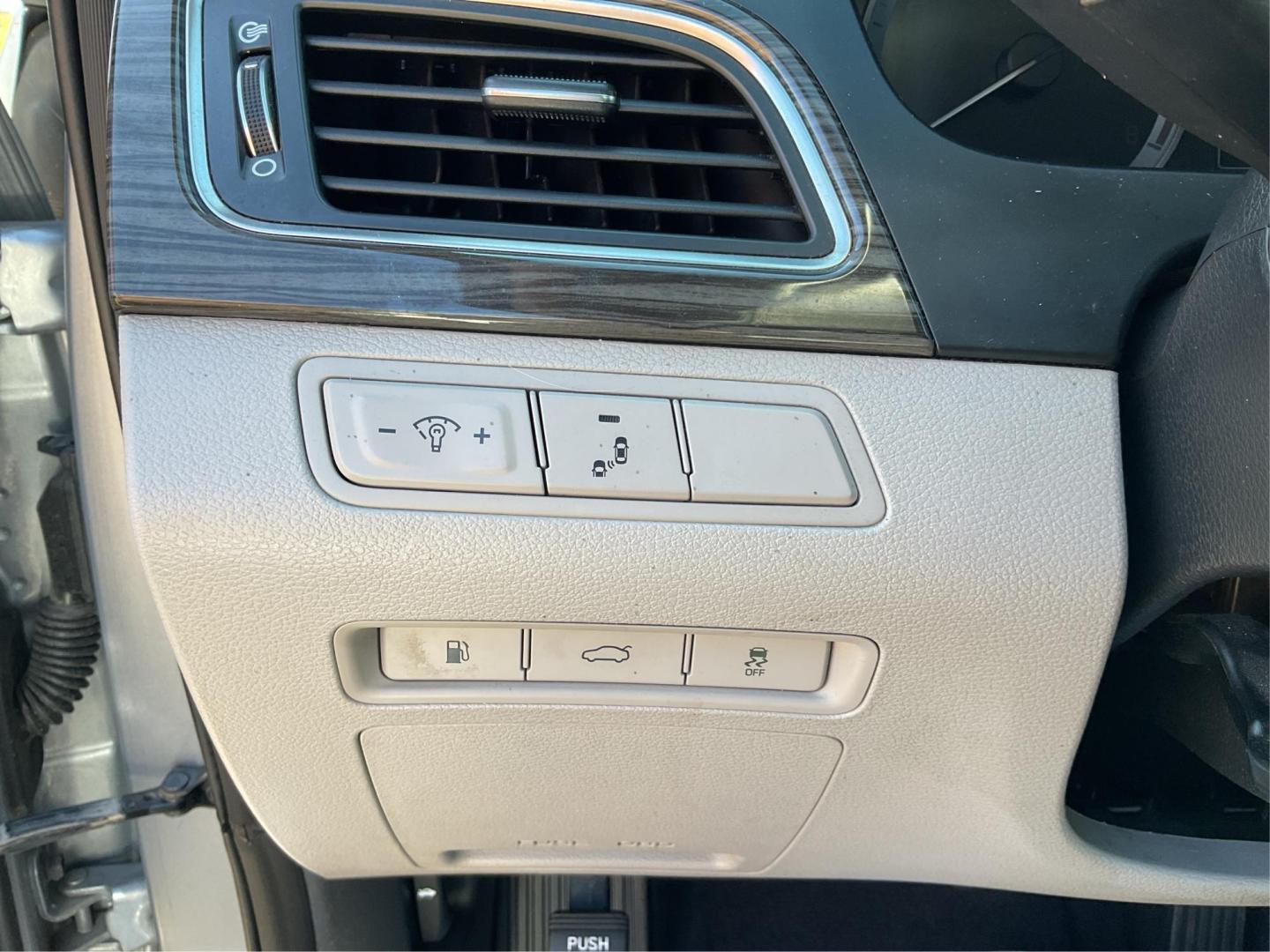2015 Hyundai Sonata ECO (5NPE24AA3FH) with an 1.6L I-4 gasoline direct injection engine, located at 4508 South Dixie Dr, Moraine, OH, 45439, (937) 908-9800, 39.689976, -84.218452 - Photo#15