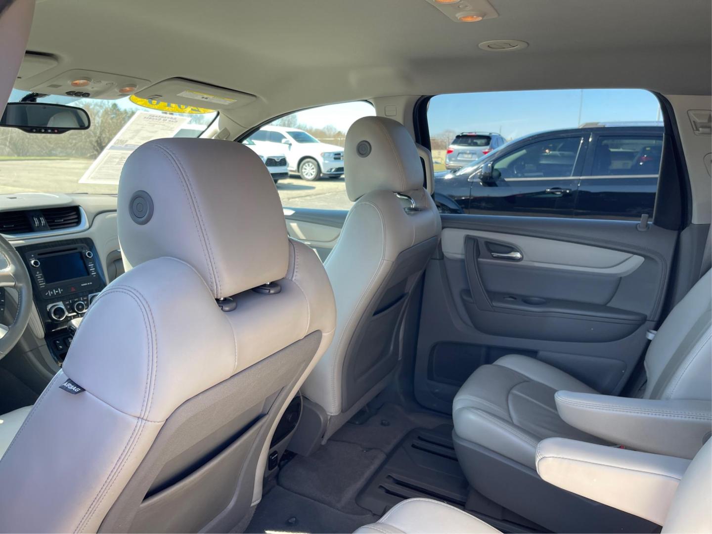 2016 Chevrolet Traverse 2LT (1GNKVHKD2GJ) with an 3.6L V-6 gasoline direct injection engine, located at 1099 N County Rd 25A, Troy, OH, 45373, (937) 908-9800, 40.057079, -84.212883 - Photo#9