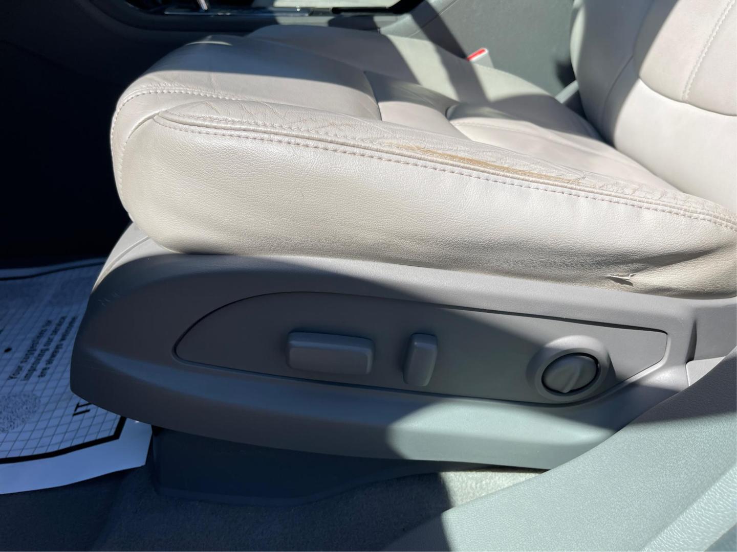 2016 Chevrolet Traverse 2LT (1GNKVHKD2GJ) with an 3.6L V-6 gasoline direct injection engine, located at 1099 N County Rd 25A, Troy, OH, 45373, (937) 908-9800, 40.057079, -84.212883 - Photo#17