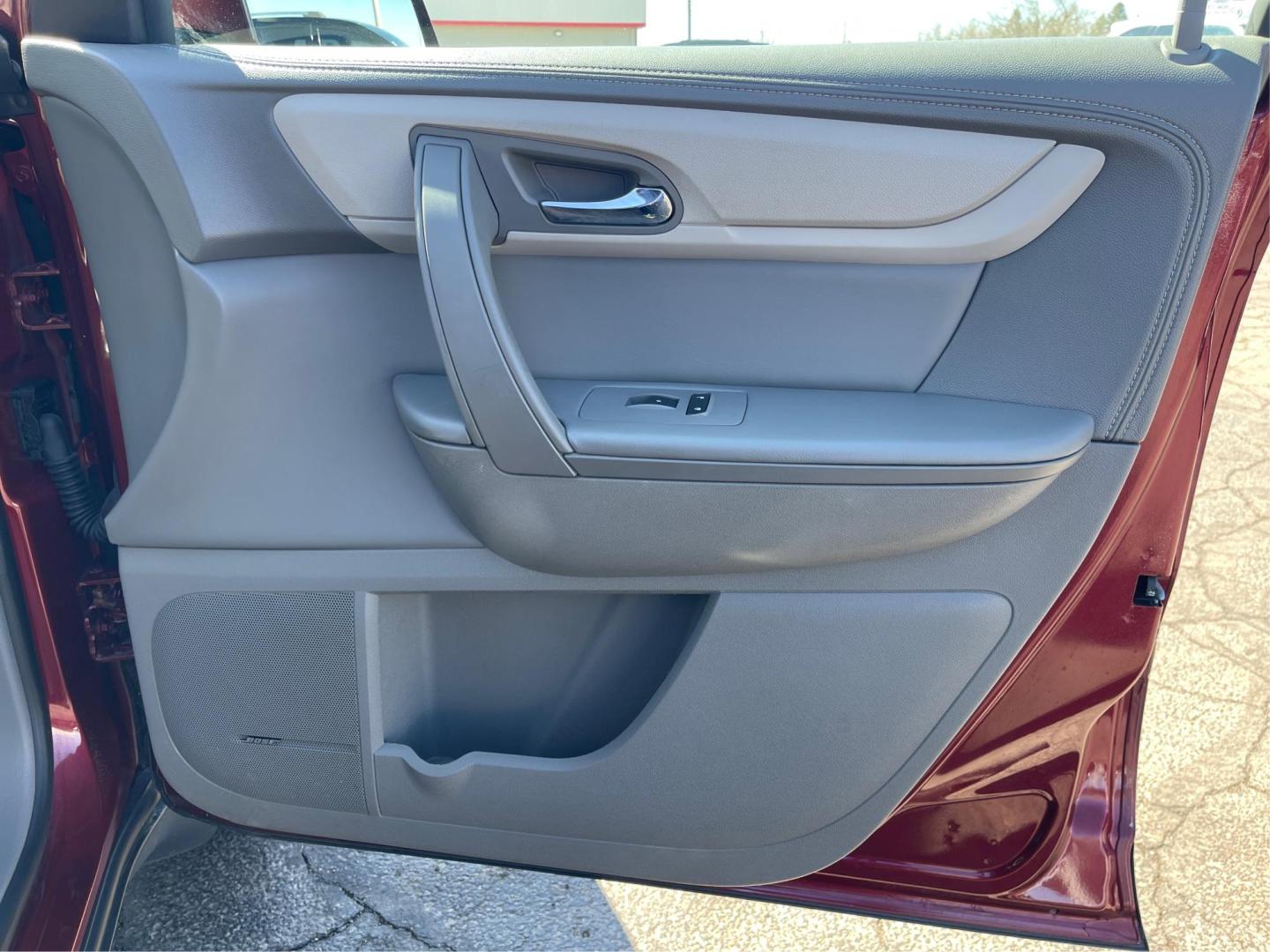 2016 Chevrolet Traverse 2LT (1GNKVHKD2GJ) with an 3.6L V-6 gasoline direct injection engine, located at 1099 N County Rd 25A, Troy, OH, 45373, (937) 908-9800, 40.057079, -84.212883 - Photo#19