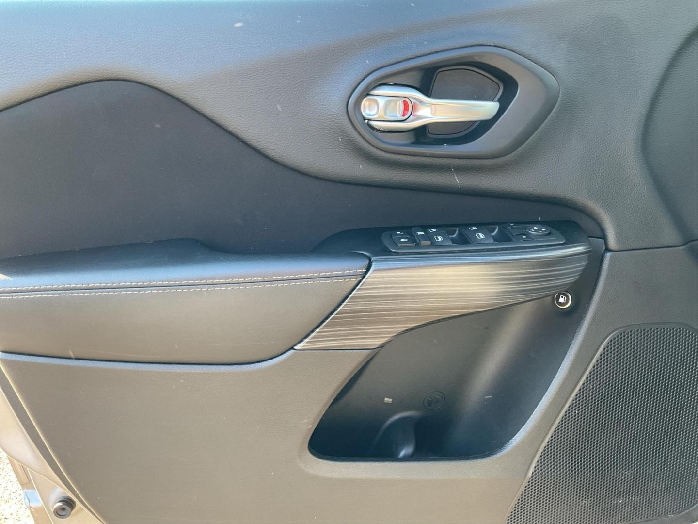 2014 Jeep Cherokee Sport (1C4PJLAB6EW) with an MultiAir2 Tigershark 2.4L I-4 variable valve contr engine, located at 880 E. National Road, Vandalia, OH, 45377, (937) 908-9800, 39.891918, -84.183594 - Photo#17