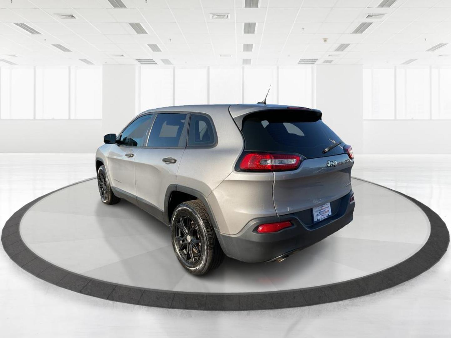 2014 Jeep Cherokee Sport (1C4PJLAB6EW) with an MultiAir2 Tigershark 2.4L I-4 variable valve contr engine, located at 880 E. National Road, Vandalia, OH, 45377, (937) 908-9800, 39.891918, -84.183594 - Photo#4