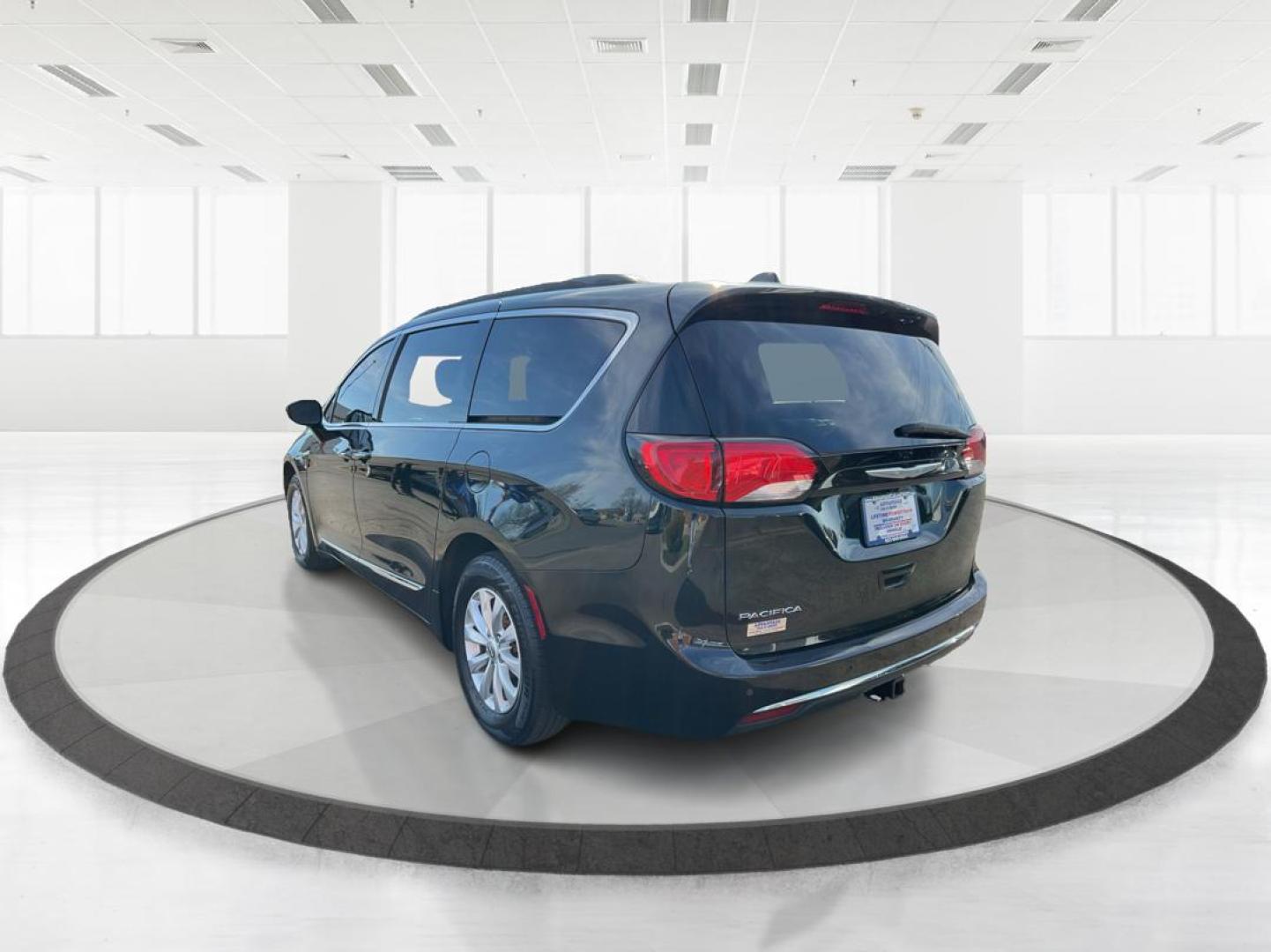 2017 Chrysler Pacifica Touring-L (2C4RC1BG7HR) with an 3.6L V-6 DOHC engine, located at 880 E. National Road, Vandalia, OH, 45377, (937) 908-9800, 39.891918, -84.183594 - 2017 Chrysler Pacifica Touring-L - Photo#4