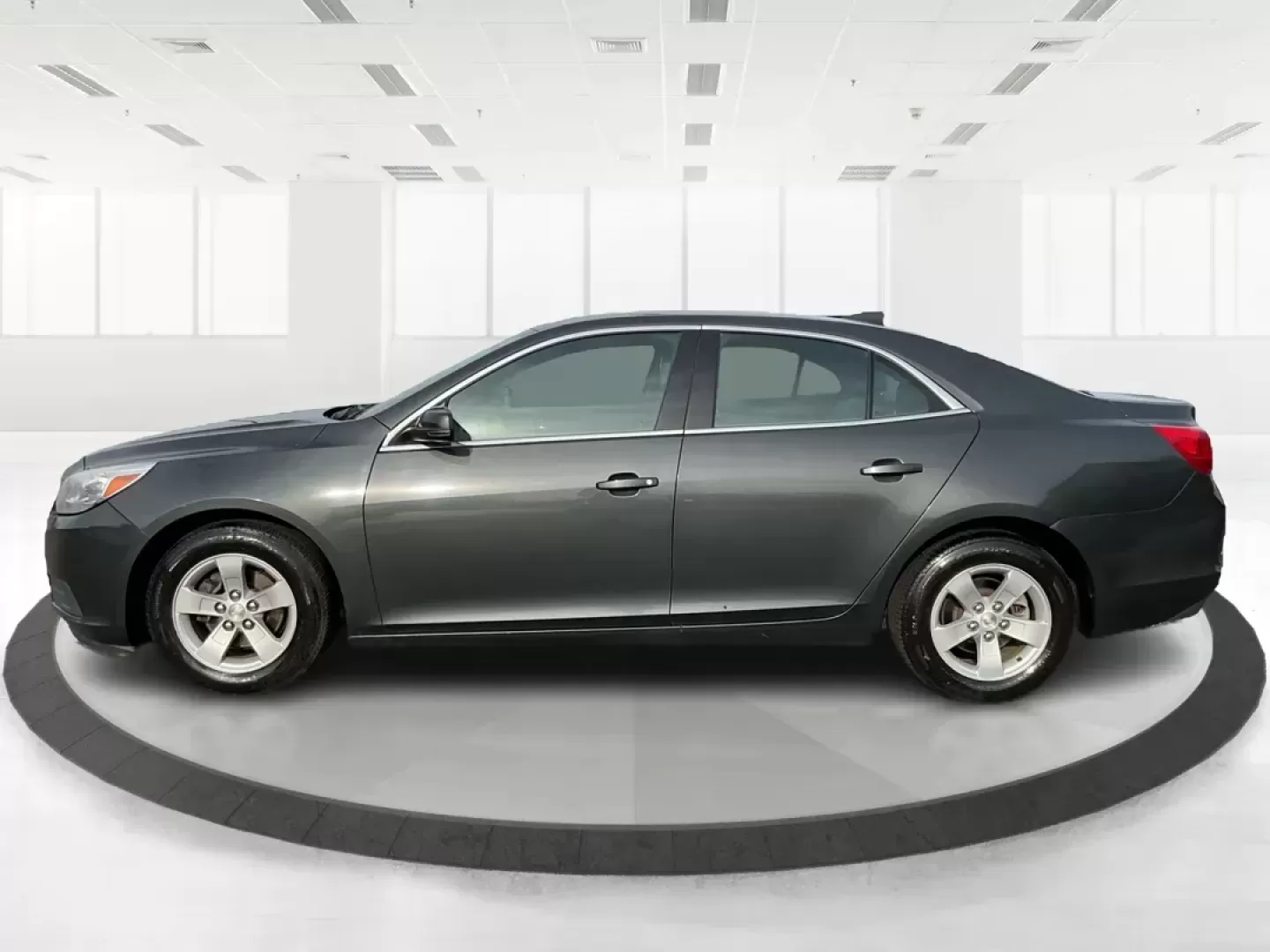 2015 Chevrolet Malibu 1LT (1G11C5SL4FF) with an ECOTEC 2.5L I-4 gasoline direct injection engine, located at 4508 South Dixie Dr, Moraine, OH, 45439, (937) 908-9800, 39.689976, -84.218452 - Photo#5