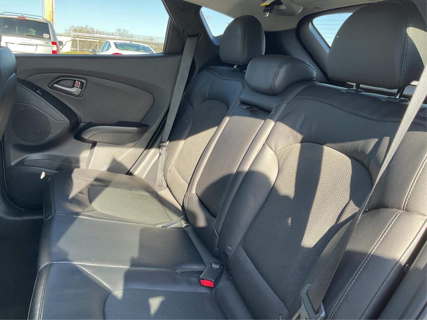 2014 Hyundai Tucson SE (KM8JUCAG8EU) with an Theta II 2.4L I-4 gasoline direct injection engine, located at 1230 East Main St, Xenia, OH, 45385, (937) 908-9800, 39.688026, -83.910172 - Photo#9