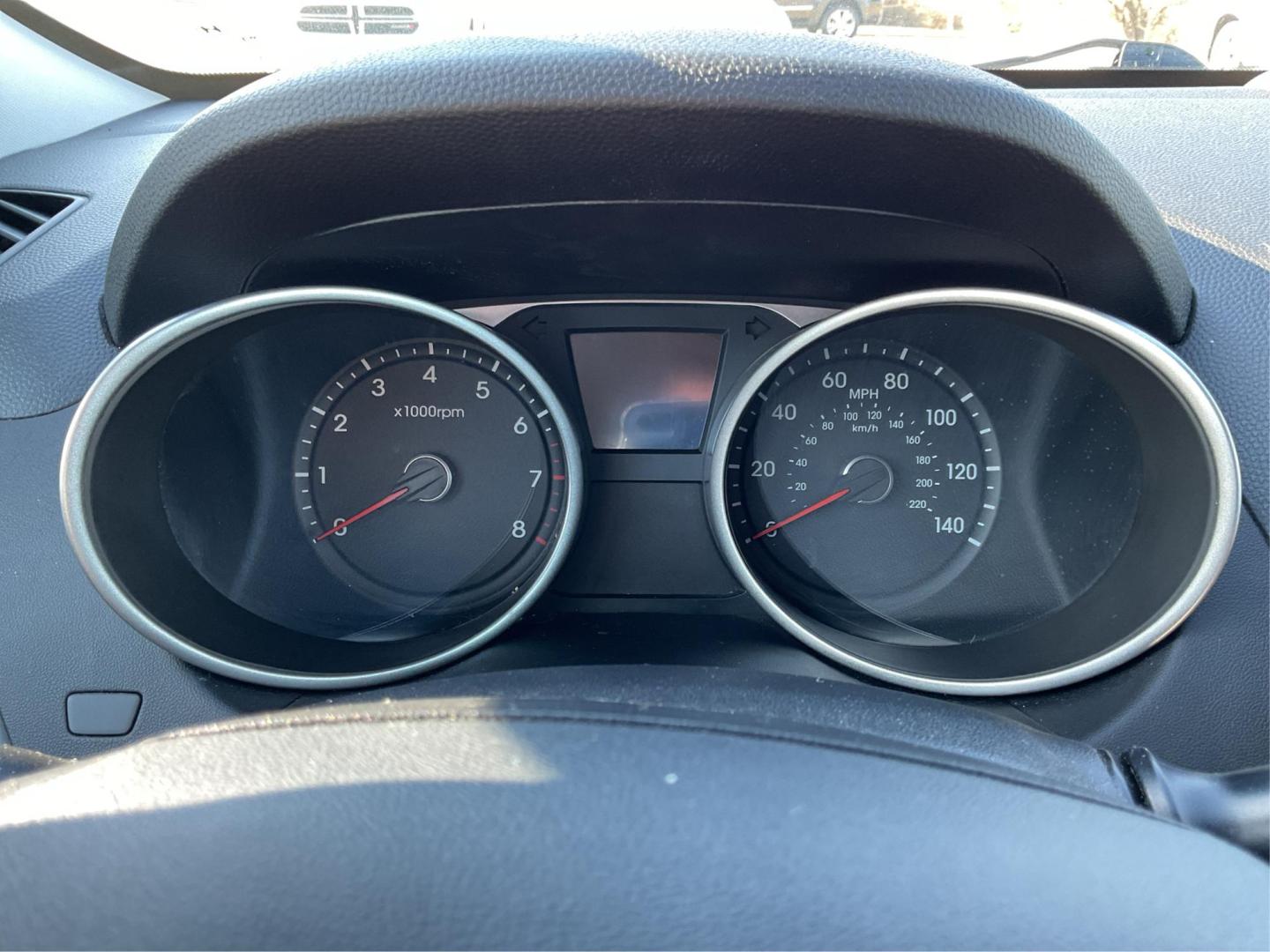 2014 Hyundai Tucson SE (KM8JUCAG8EU) with an Theta II 2.4L I-4 gasoline direct injection engine, located at 1230 East Main St, Xenia, OH, 45385, (937) 908-9800, 39.688026, -83.910172 - Photo#14