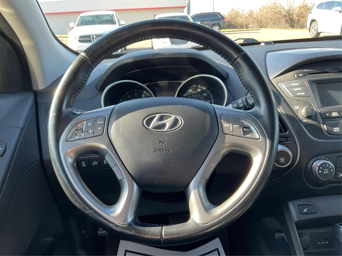 2014 Hyundai Tucson SE (KM8JUCAG8EU) with an Theta II 2.4L I-4 gasoline direct injection engine, located at 1230 East Main St, Xenia, OH, 45385, (937) 908-9800, 39.688026, -83.910172 - Photo#15