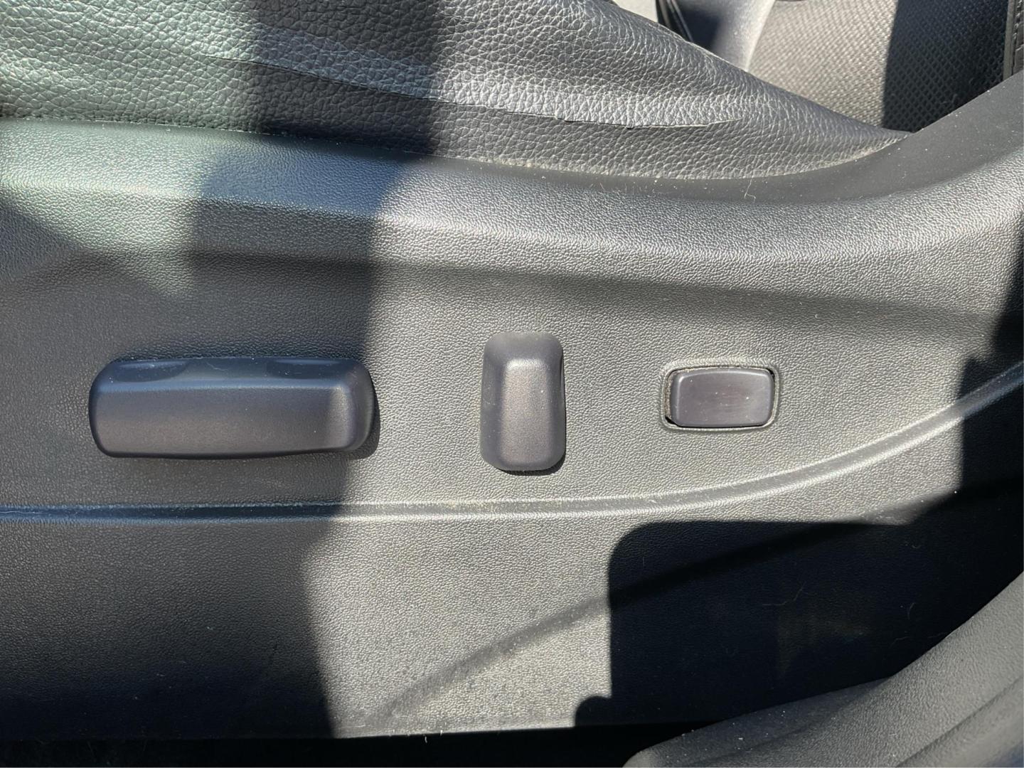 2014 Hyundai Tucson SE (KM8JUCAG8EU) with an Theta II 2.4L I-4 gasoline direct injection engine, located at 1230 East Main St, Xenia, OH, 45385, (937) 908-9800, 39.688026, -83.910172 - Photo#16