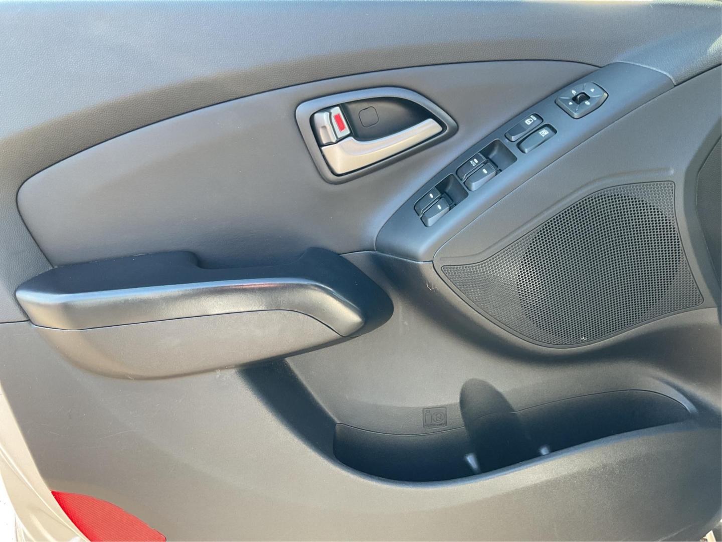 2014 Hyundai Tucson SE (KM8JUCAG8EU) with an Theta II 2.4L I-4 gasoline direct injection engine, located at 1230 East Main St, Xenia, OH, 45385, (937) 908-9800, 39.688026, -83.910172 - Photo#17