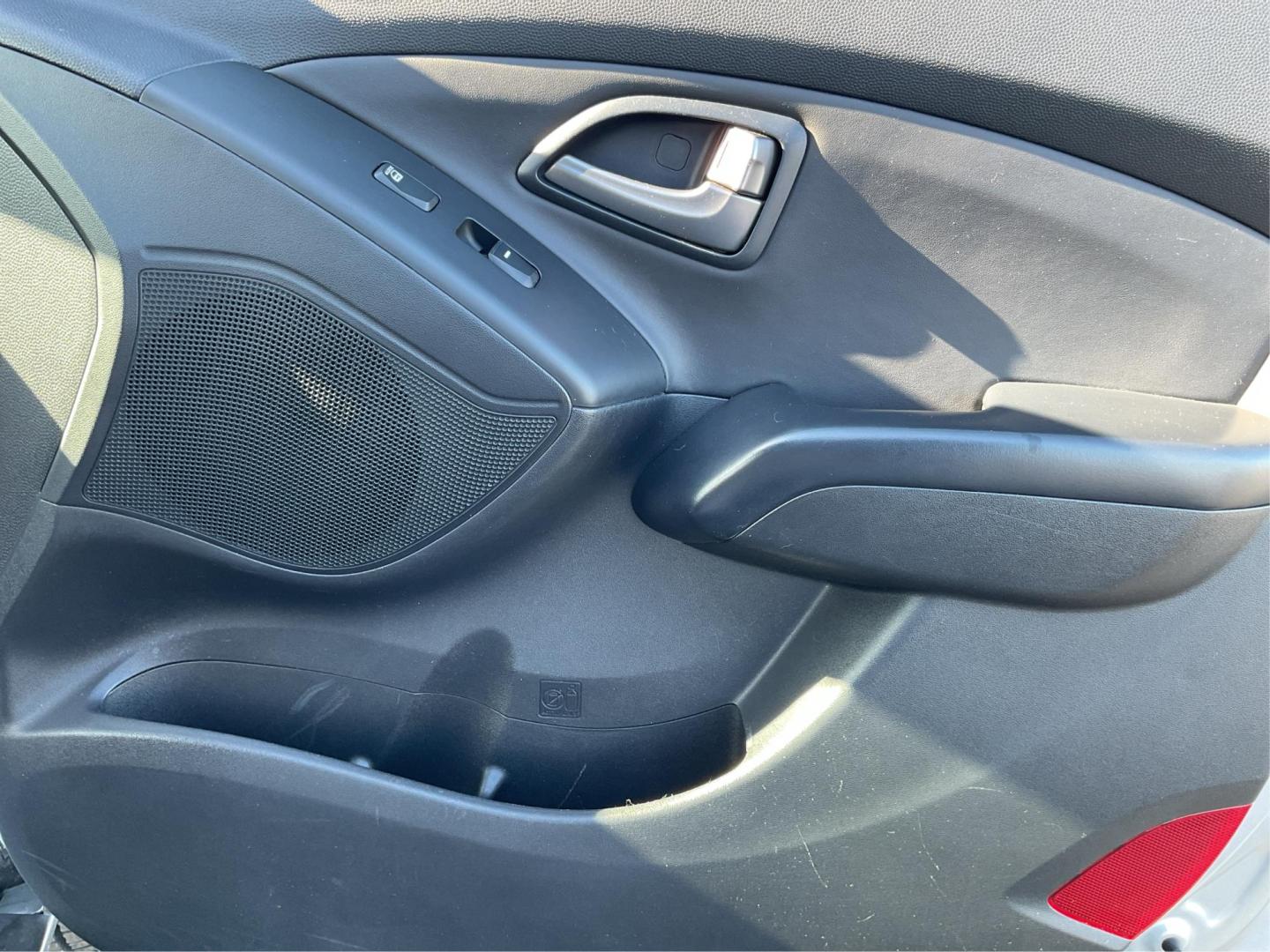 2014 Hyundai Tucson SE (KM8JUCAG8EU) with an Theta II 2.4L I-4 gasoline direct injection engine, located at 1230 East Main St, Xenia, OH, 45385, (937) 908-9800, 39.688026, -83.910172 - Photo#18