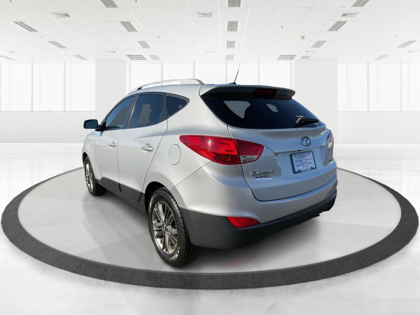 2014 Hyundai Tucson SE (KM8JUCAG8EU) with an Theta II 2.4L I-4 gasoline direct injection engine, located at 1230 East Main St, Xenia, OH, 45385, (937) 908-9800, 39.688026, -83.910172 - Photo#4