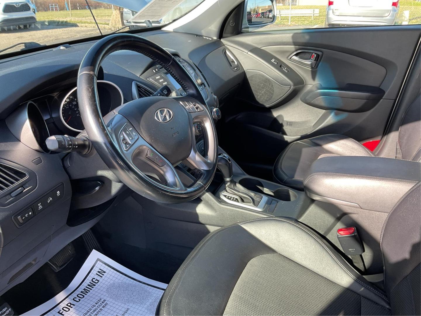 2014 Hyundai Tucson SE (KM8JUCAG8EU) with an Theta II 2.4L I-4 gasoline direct injection engine, located at 1230 East Main St, Xenia, OH, 45385, (937) 908-9800, 39.688026, -83.910172 - Photo#8