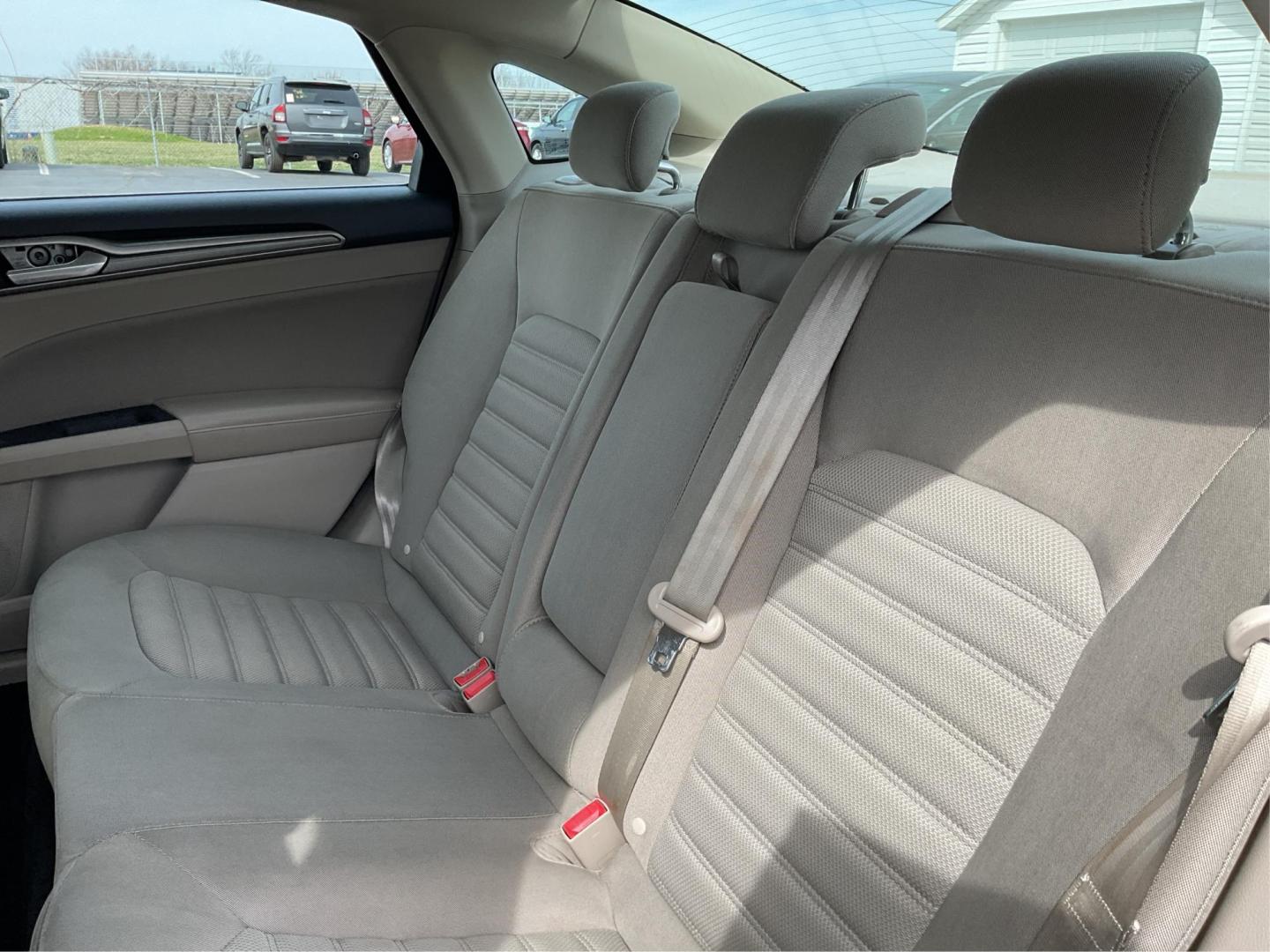 2018 Ford Fusion SE (3FA6P0H79JR) with an Duratec 2.5L I-4 DOHC engine, located at 1230 East Main St, Xenia, OH, 45385, (937) 908-9800, 39.688026, -83.910172 - Photo#9
