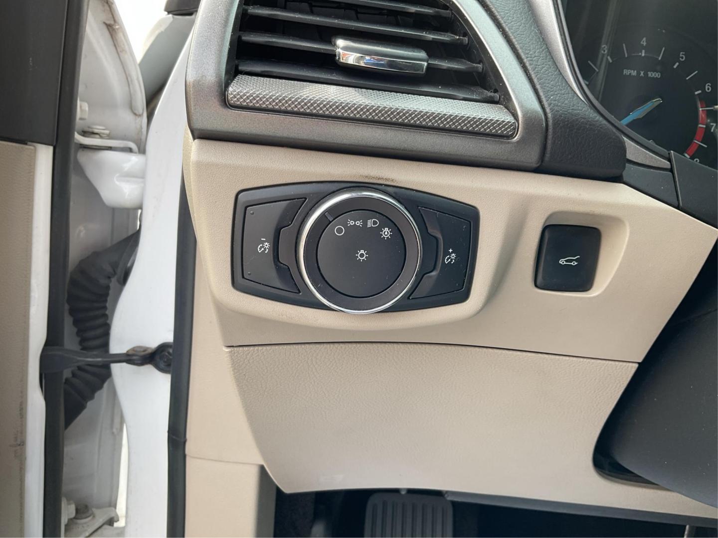 2018 Ford Fusion SE (3FA6P0H79JR) with an Duratec 2.5L I-4 DOHC engine, located at 1230 East Main St, Xenia, OH, 45385, (937) 908-9800, 39.688026, -83.910172 - Photo#16