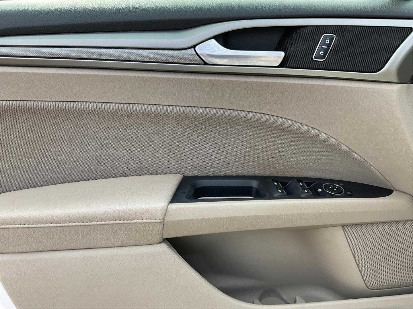 2018 Ford Fusion SE (3FA6P0H79JR) with an Duratec 2.5L I-4 DOHC engine, located at 1230 East Main St, Xenia, OH, 45385, (937) 908-9800, 39.688026, -83.910172 - Photo#18
