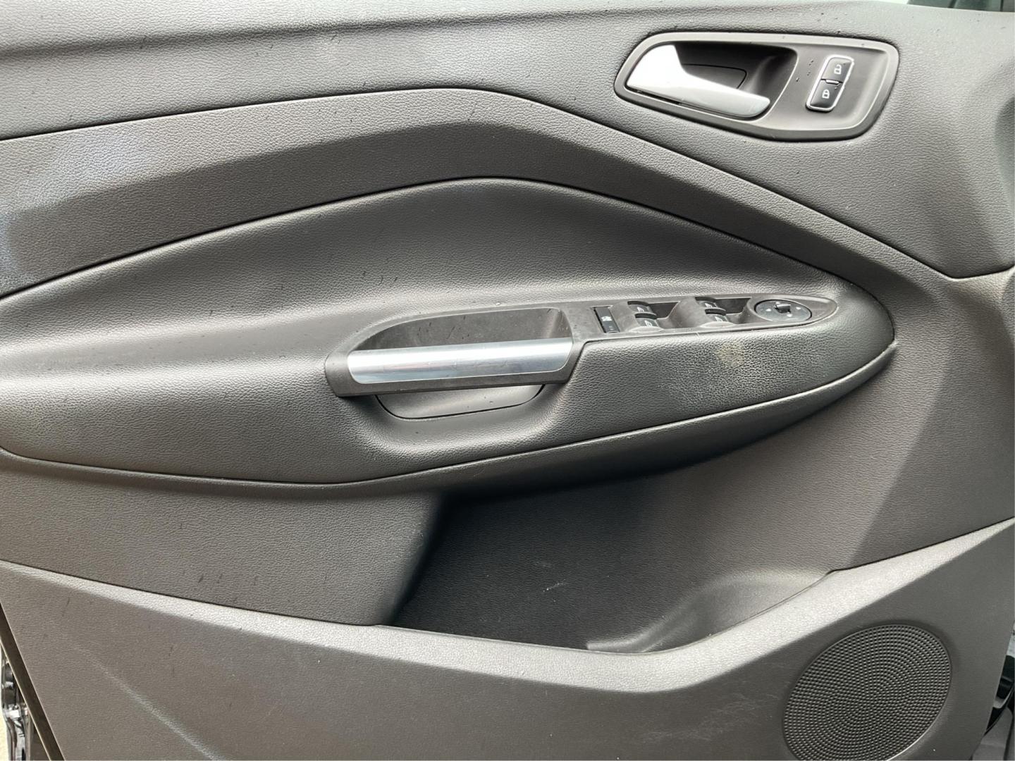 2016 Ford Escape SE (1FMCU9G96GU) with an EcoBoost 1.6L I-4 gasoline direct injection engine, located at 1230 East Main St, Xenia, OH, 45385, (937) 908-9800, 39.688026, -83.910172 - Photo#16