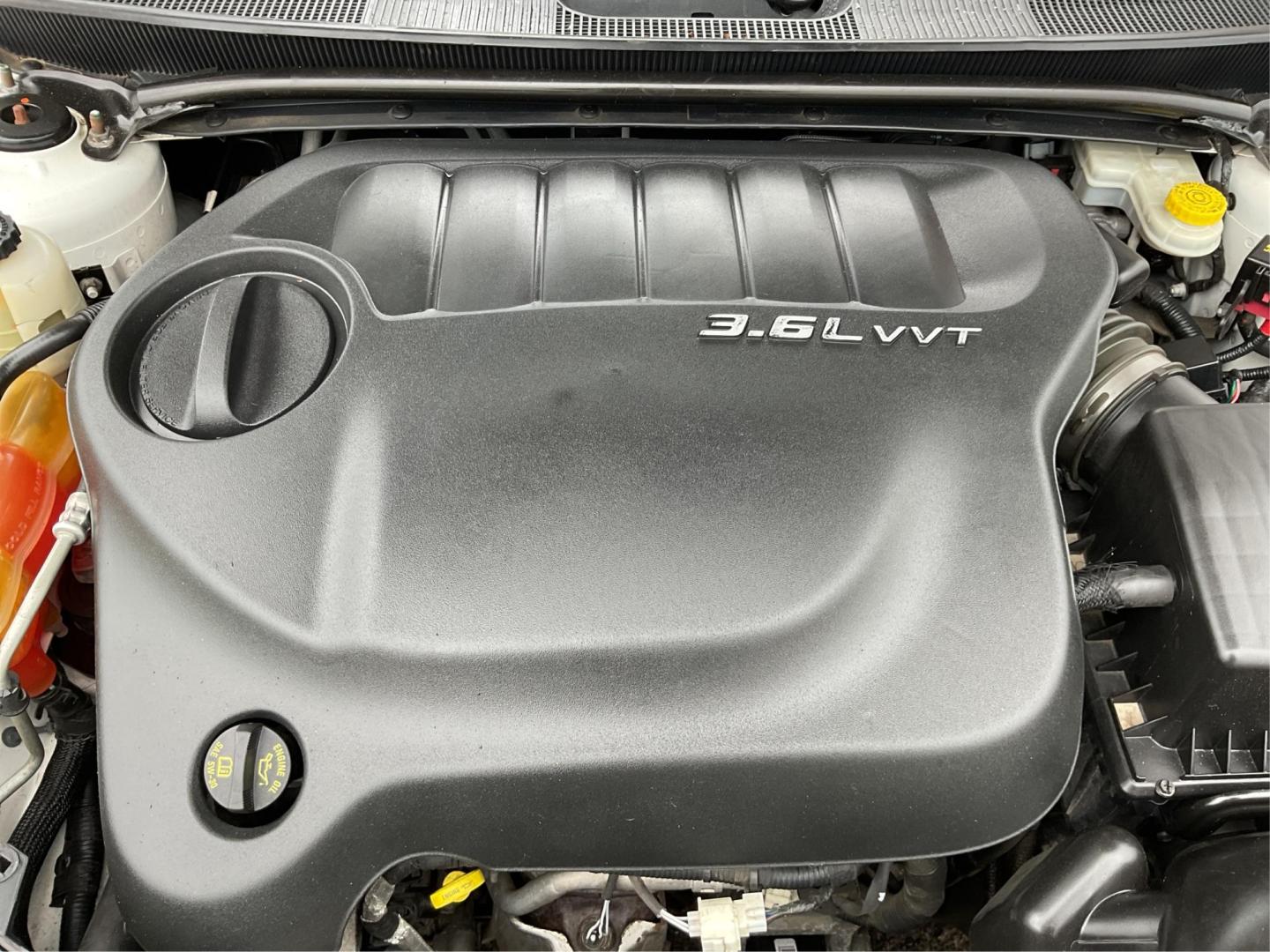 2011 Chrysler 200 Touring (1C3BC1FG5BN) with an 3.6L V6 DOHC 24V FFV engine, 6-Speed Automatic transmission, located at 1230 East Main St, Xenia, OH, 45385, (937) 908-9800, 39.688026, -83.910172 - Photo#10