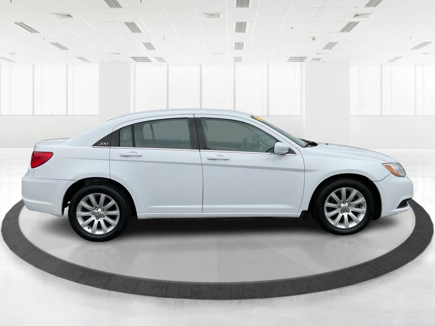 2011 Chrysler 200 Touring (1C3BC1FG5BN) with an 3.6L V6 DOHC 24V FFV engine, 6-Speed Automatic transmission, located at 1230 East Main St, Xenia, OH, 45385, (937) 908-9800, 39.688026, -83.910172 - Photo#1