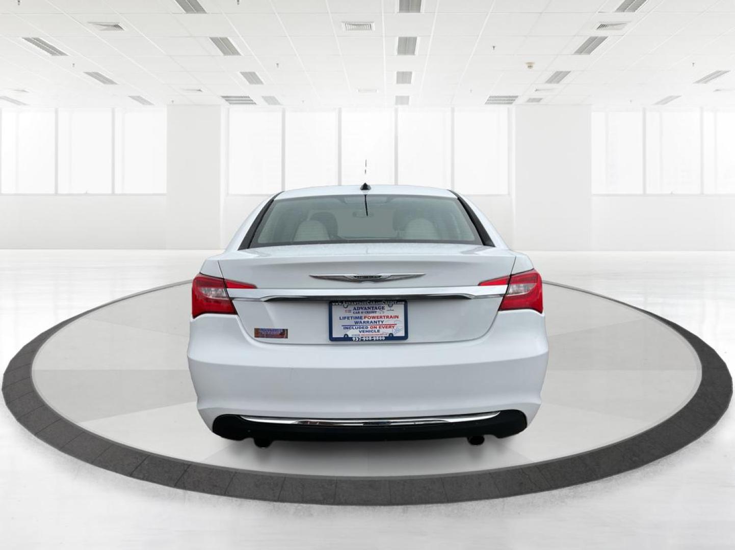 2011 Chrysler 200 Touring (1C3BC1FG5BN) with an 3.6L V6 DOHC 24V FFV engine, 6-Speed Automatic transmission, located at 1230 East Main St, Xenia, OH, 45385, (937) 908-9800, 39.688026, -83.910172 - Photo#3