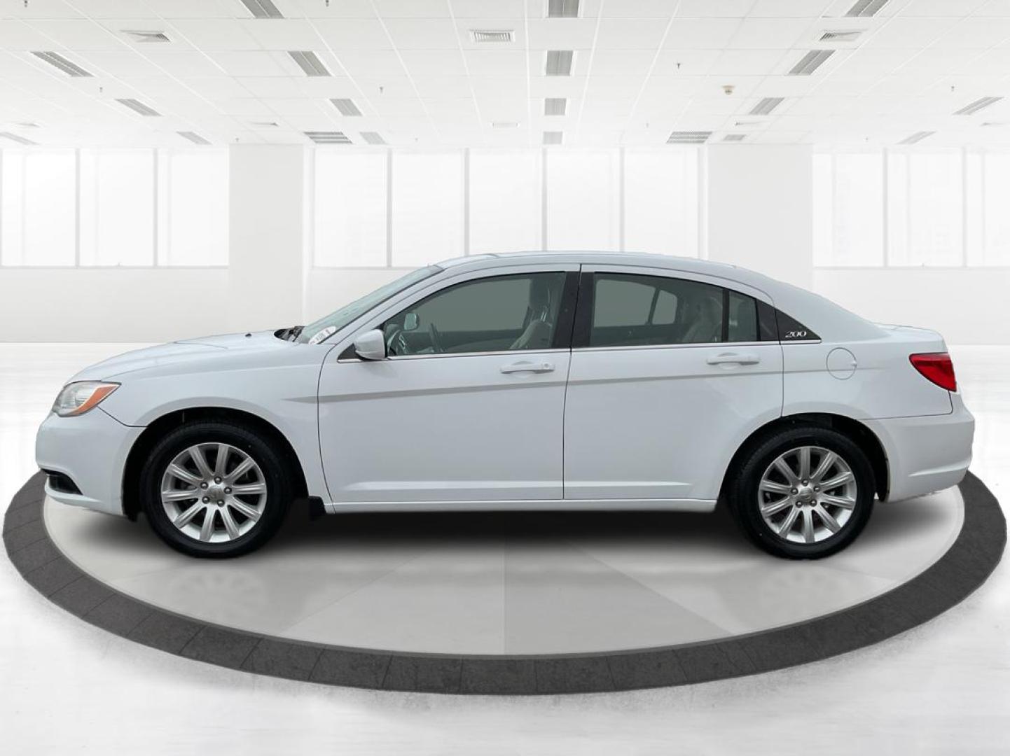 2011 Chrysler 200 Touring (1C3BC1FG5BN) with an 3.6L V6 DOHC 24V FFV engine, 6-Speed Automatic transmission, located at 1230 East Main St, Xenia, OH, 45385, (937) 908-9800, 39.688026, -83.910172 - Photo#5