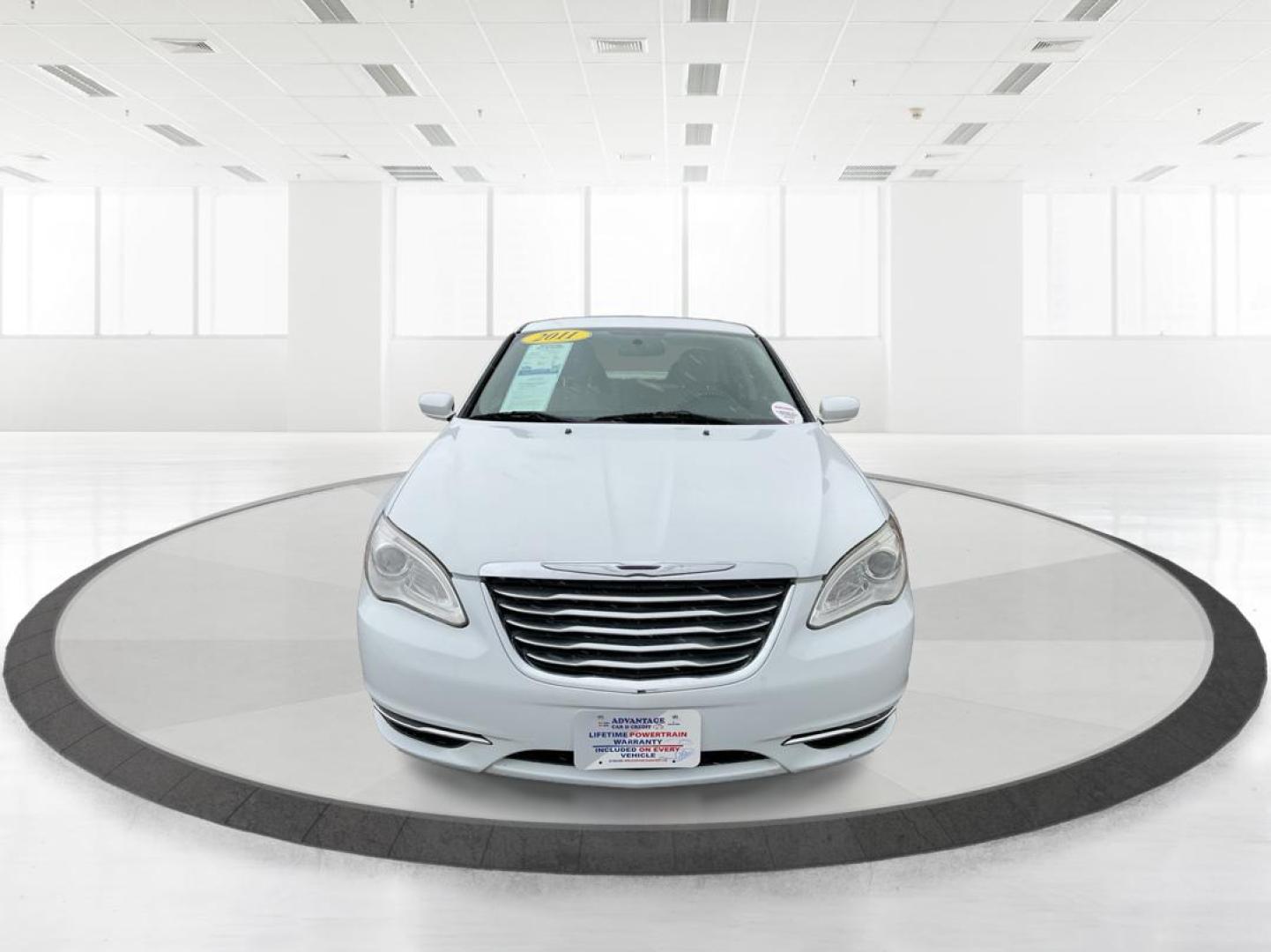 2011 Chrysler 200 Touring (1C3BC1FG5BN) with an 3.6L V6 DOHC 24V FFV engine, 6-Speed Automatic transmission, located at 1230 East Main St, Xenia, OH, 45385, (937) 908-9800, 39.688026, -83.910172 - Photo#6