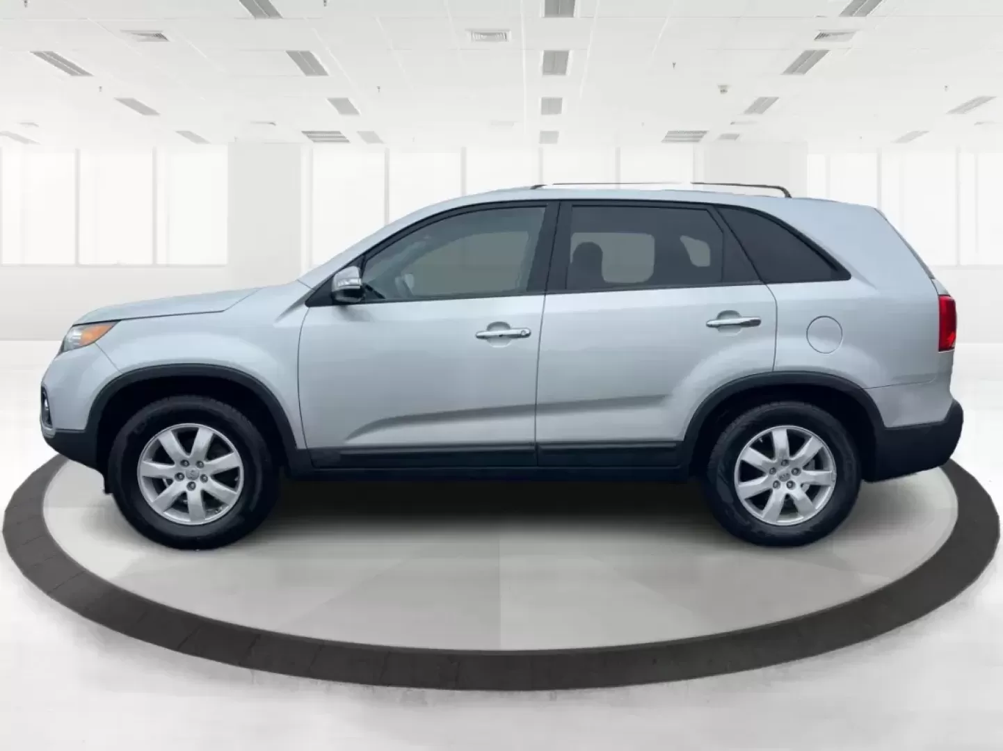 2013 Kia Sorento LX (5XYKT3A61DG) with an 2.4L I-4 gasoline direct injection engine, located at 401 Woodman Dr, Riverside, OH, 45431, (937) 908-9800, 39.760899, -84.123421 - 2013 Kia Sorento LX - Photo#5