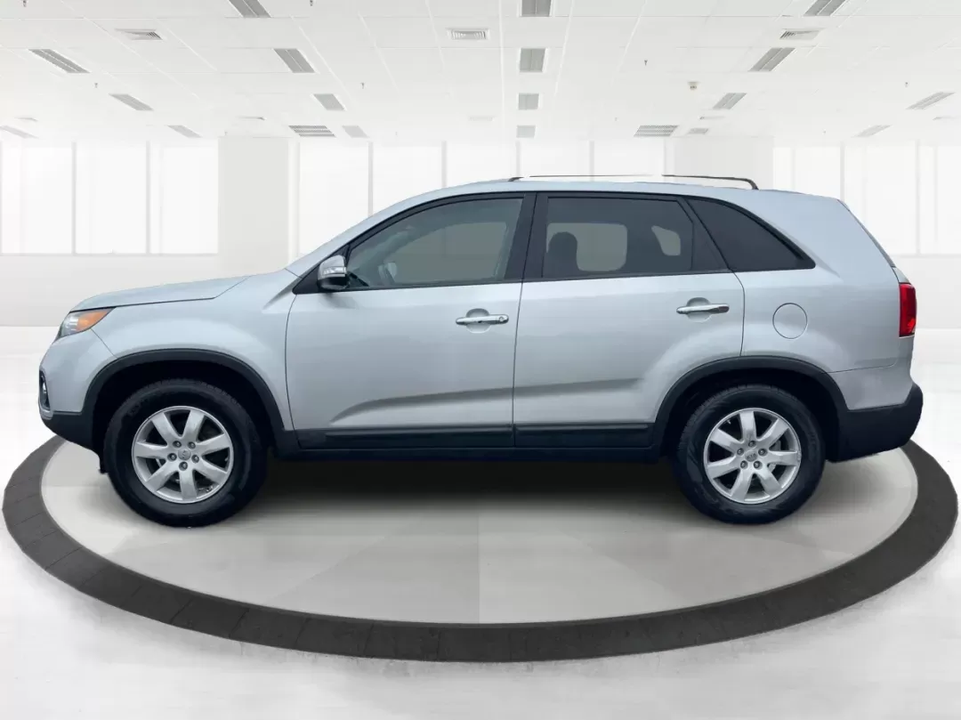 2013 Kia Sorento LX (5XYKT3A61DG) with an 2.4L I-4 gasoline direct injection engine, located at 401 Woodman Dr, Riverside, OH, 45431, (937) 908-9800, 39.760899, -84.123421 - 2013 Kia Sorento LX - Photo#5