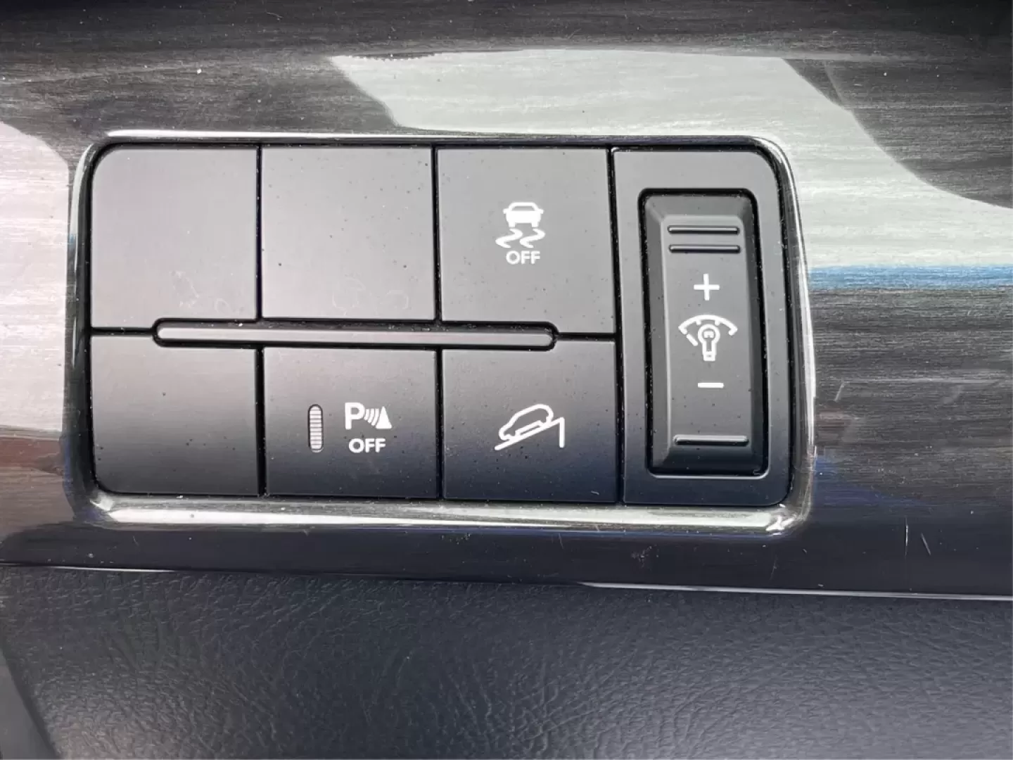 2013 Kia Sorento LX (5XYKT3A61DG) with an 2.4L I-4 gasoline direct injection engine, located at 401 Woodman Dr, Riverside, OH, 45431, (937) 908-9800, 39.760899, -84.123421 - 2013 Kia Sorento LX - Photo#16