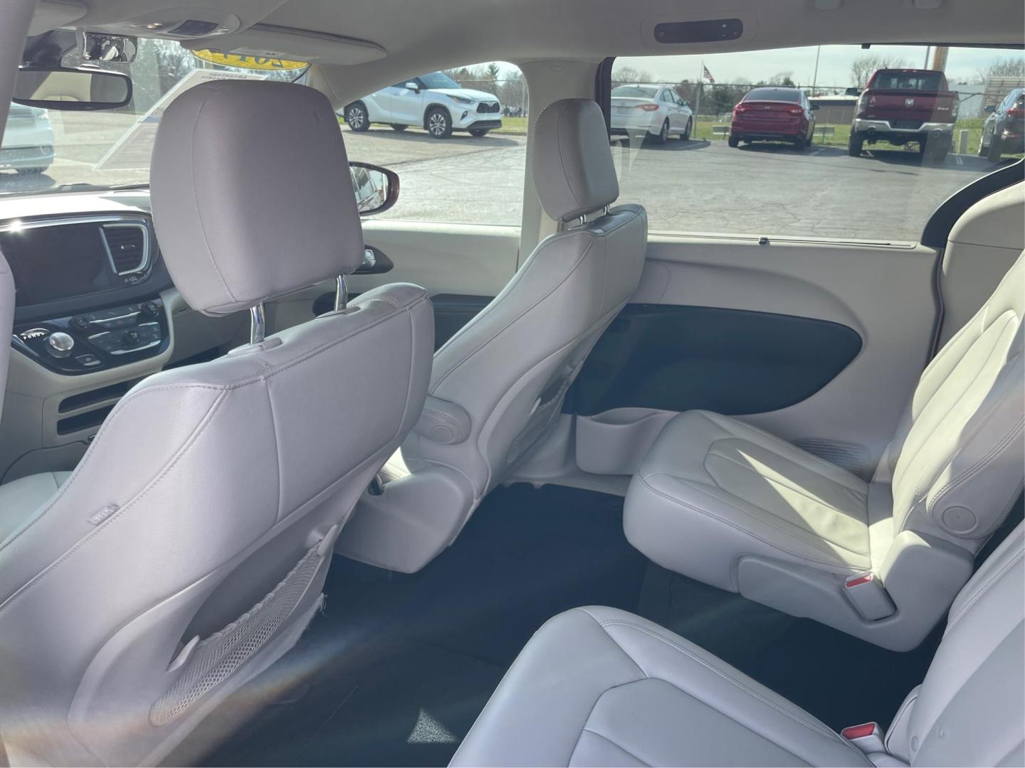 2017 Chrysler Pacifica Touring-L (2C4RC1BG2HR) with an 3.6L V-6 DOHC engine, located at 1230 East Main St, Xenia, OH, 45385, (937) 908-9800, 39.688026, -83.910172 - Photo#9