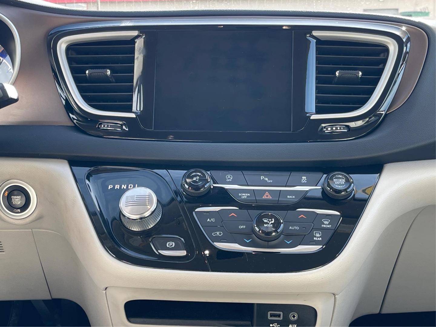 2017 Chrysler Pacifica Touring-L (2C4RC1BG2HR) with an 3.6L V-6 DOHC engine, located at 1230 East Main St, Xenia, OH, 45385, (937) 908-9800, 39.688026, -83.910172 - Photo#12