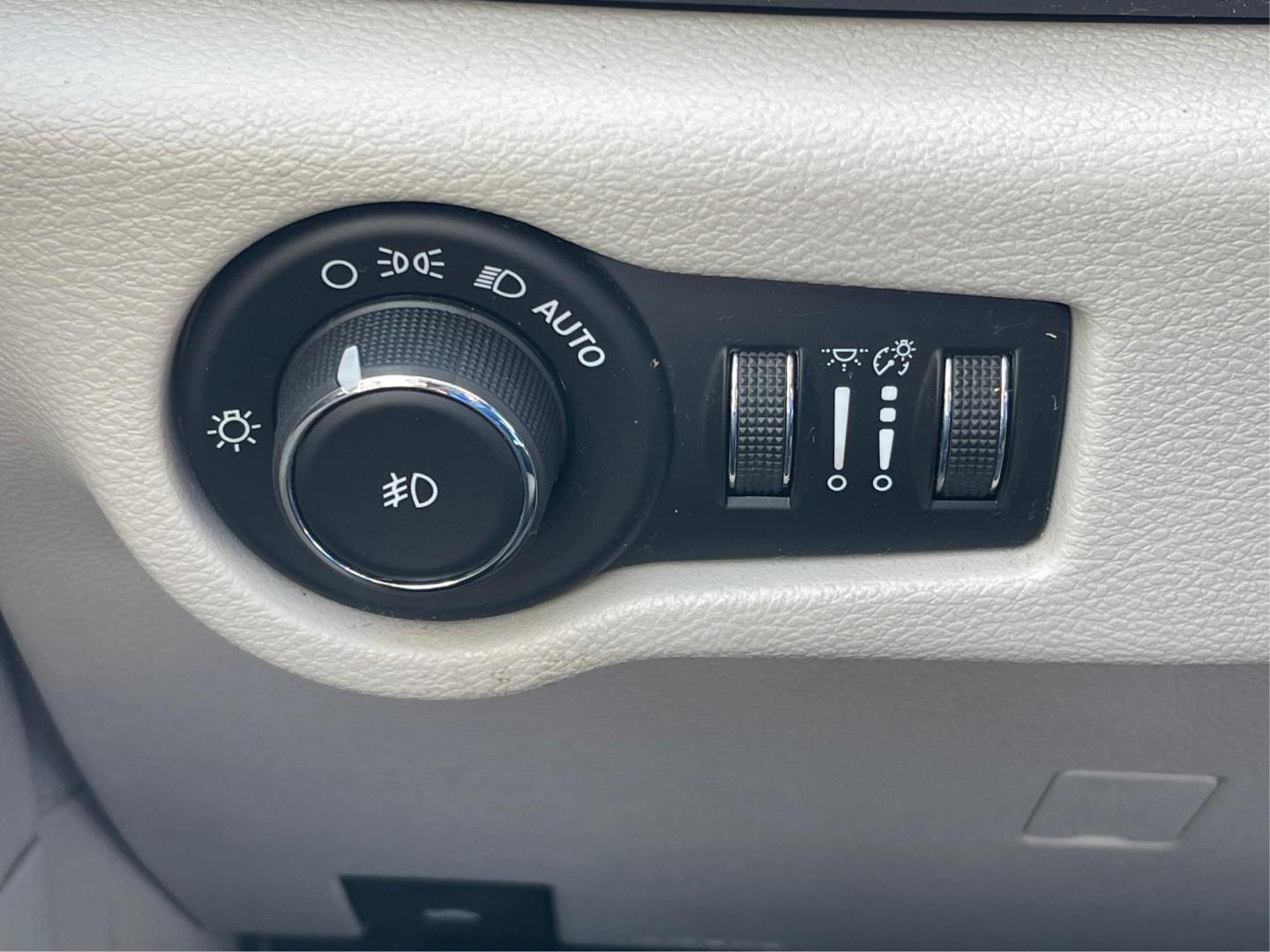 2017 Chrysler Pacifica Touring-L (2C4RC1BG2HR) with an 3.6L V-6 DOHC engine, located at 1230 East Main St, Xenia, OH, 45385, (937) 908-9800, 39.688026, -83.910172 - Photo#16