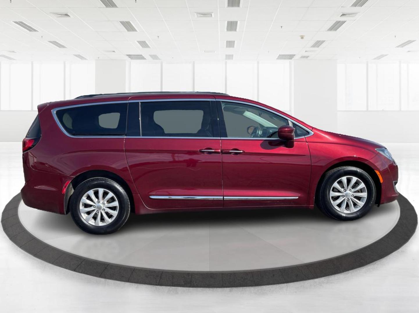 2017 Chrysler Pacifica Touring-L (2C4RC1BG2HR) with an 3.6L V-6 DOHC engine, located at 1230 East Main St, Xenia, OH, 45385, (937) 908-9800, 39.688026, -83.910172 - Photo#1