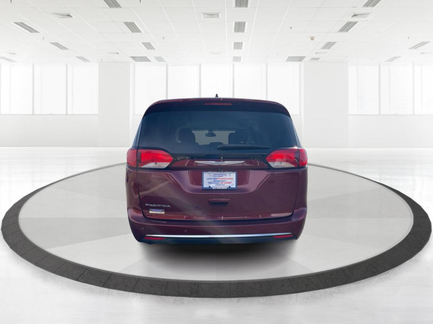 2017 Chrysler Pacifica Touring-L (2C4RC1BG2HR) with an 3.6L V-6 DOHC engine, located at 1230 East Main St, Xenia, OH, 45385, (937) 908-9800, 39.688026, -83.910172 - Photo#3