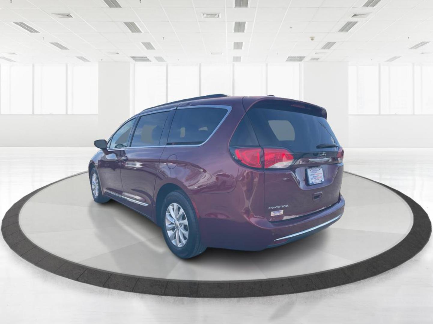 2017 Chrysler Pacifica Touring-L (2C4RC1BG2HR) with an 3.6L V-6 DOHC engine, located at 1230 East Main St, Xenia, OH, 45385, (937) 908-9800, 39.688026, -83.910172 - Photo#4