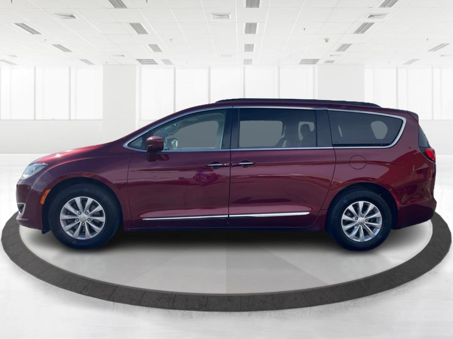 2017 Chrysler Pacifica Touring-L (2C4RC1BG2HR) with an 3.6L V-6 DOHC engine, located at 1230 East Main St, Xenia, OH, 45385, (937) 908-9800, 39.688026, -83.910172 - Photo#5