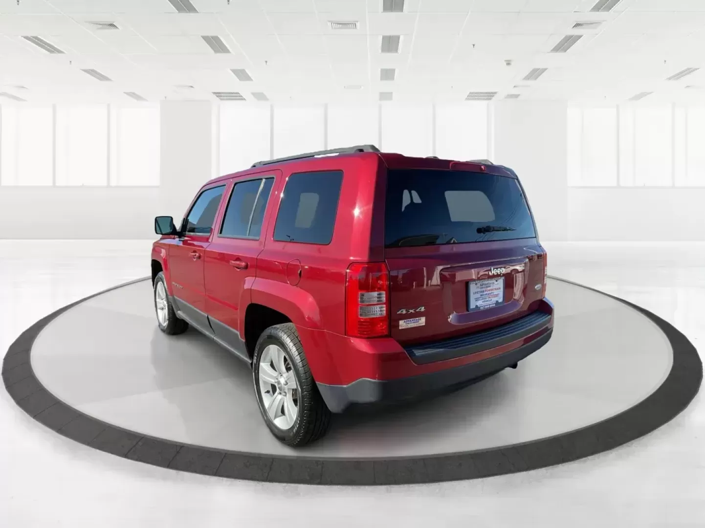 2015 Jeep Patriot Latitude (1C4NJRFB2FD) with an 2.4L I-4 DOHC engine, located at 1099 N County Rd 25A, Troy, OH, 45373, (937) 908-9800, 40.057079, -84.212883 - Photo#3