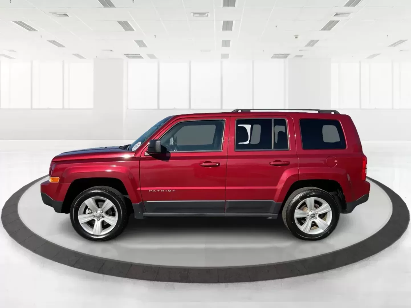 2015 Jeep Patriot Latitude (1C4NJRFB2FD) with an 2.4L I-4 DOHC engine, located at 1099 N County Rd 25A, Troy, OH, 45373, (937) 908-9800, 40.057079, -84.212883 - Photo#4
