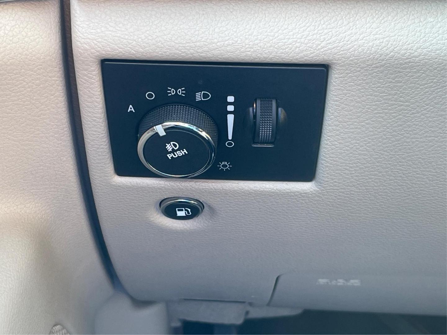 2014 Jeep Grand Cherokee Limited (1C4RJFBG5EC) with an 3.6L V-6 DOHC engine, located at 880 E. National Road, Vandalia, OH, 45377, (937) 908-9800, 39.891918, -84.183594 - Photo#16