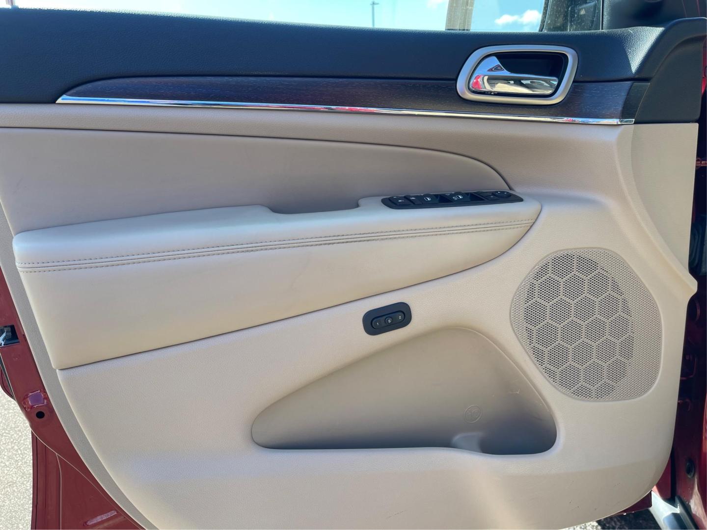 2014 Jeep Grand Cherokee Limited (1C4RJFBG5EC) with an 3.6L V-6 DOHC engine, located at 880 E. National Road, Vandalia, OH, 45377, (937) 908-9800, 39.891918, -84.183594 - Photo#18