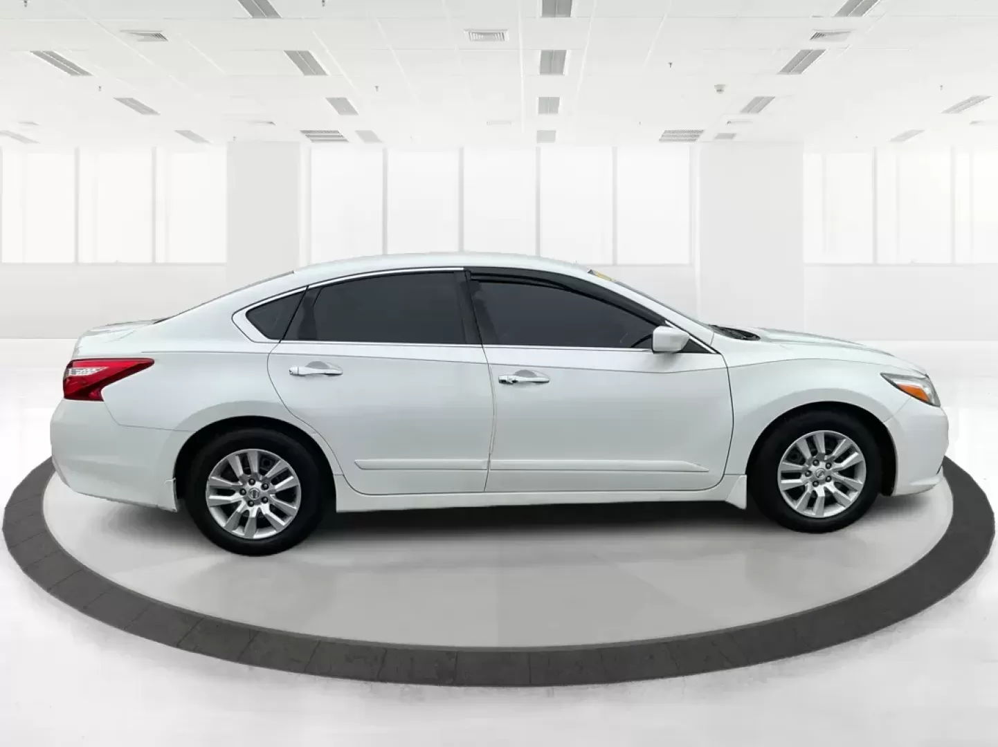 2016 Nissan Altima 2.5 S (1N4AL3AP7GN) with an 2.5L I-4 DOHC engine, located at 1951 S Dayton Lakeview Rd., New Carlisle, OH, 45344, (937) 908-9800, 39.890999, -84.050255 - Photo#1