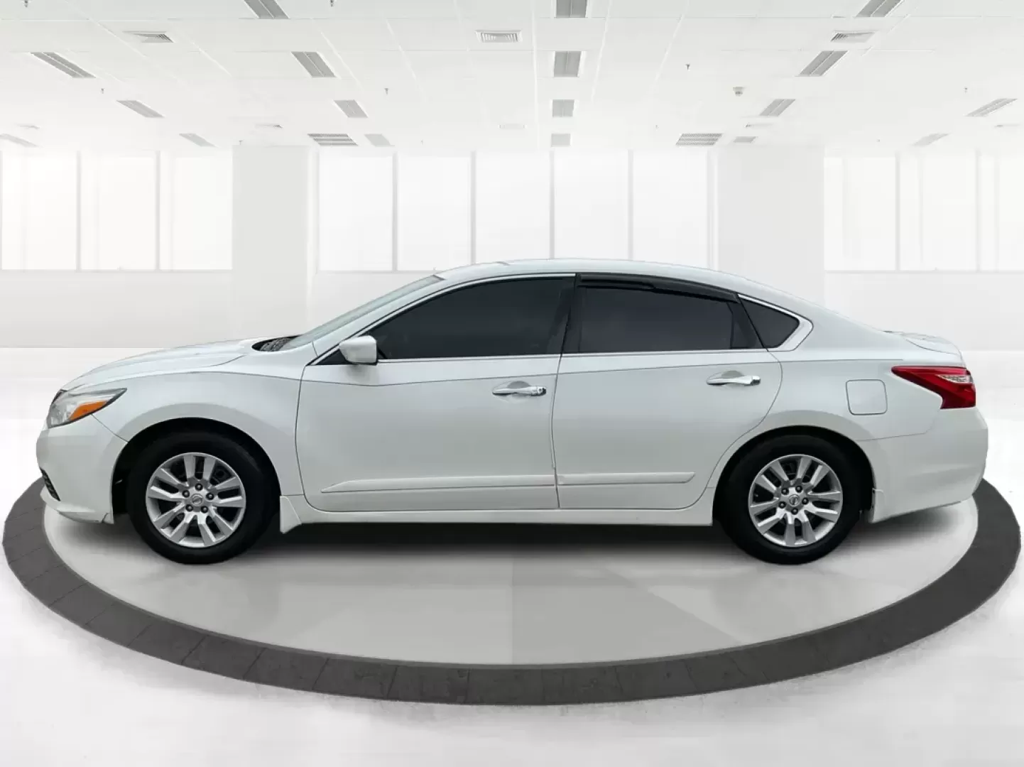 2016 Nissan Altima 2.5 S (1N4AL3AP7GN) with an 2.5L I-4 DOHC engine, located at 1951 S Dayton Lakeview Rd., New Carlisle, OH, 45344, (937) 908-9800, 39.890999, -84.050255 - Photo#5